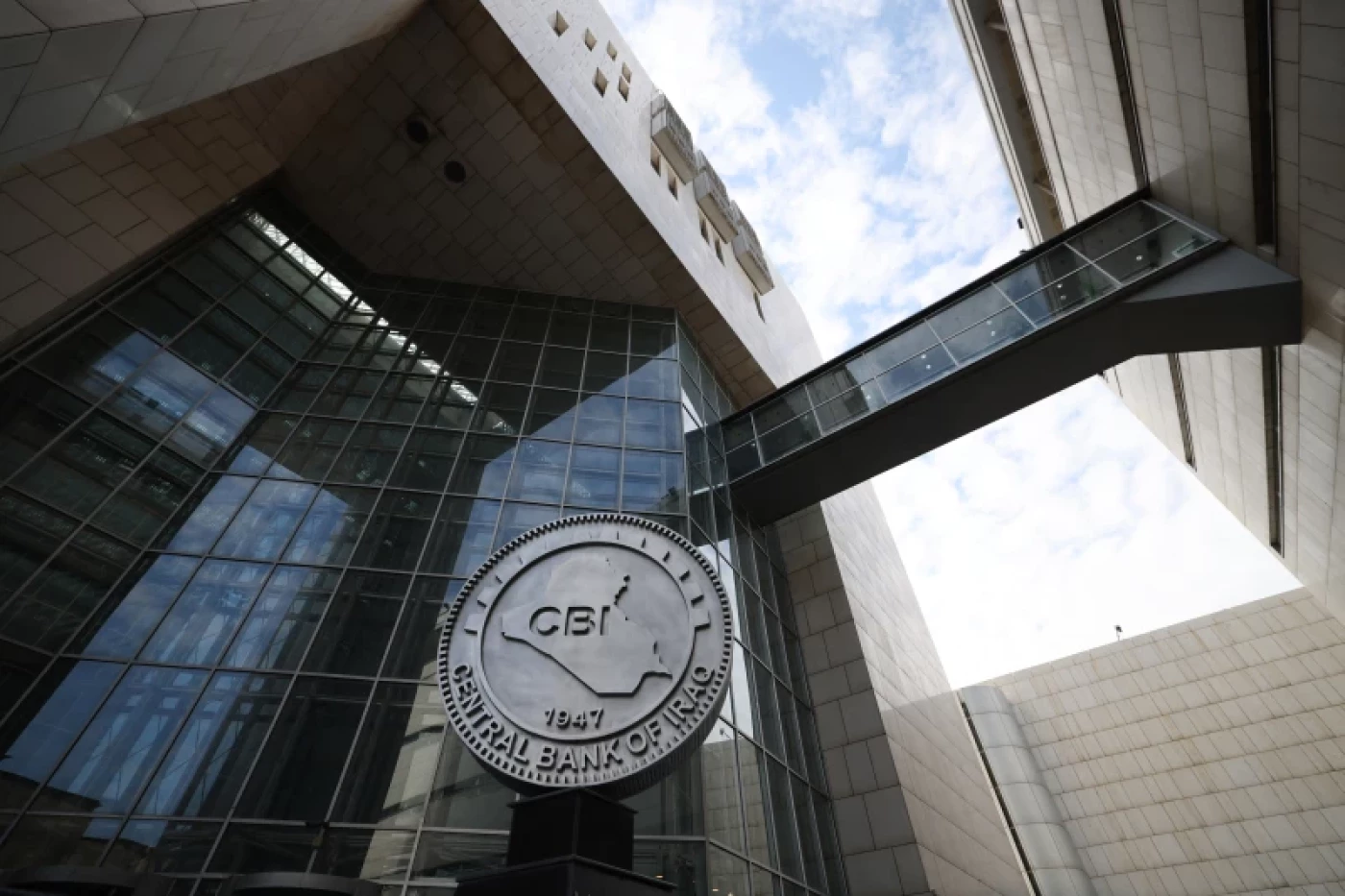 البنك المركزي يحسم الجدل بشأن "دراسة" تخفيض سعر صرف الدينار إلى 4 آلاف لكل دولار