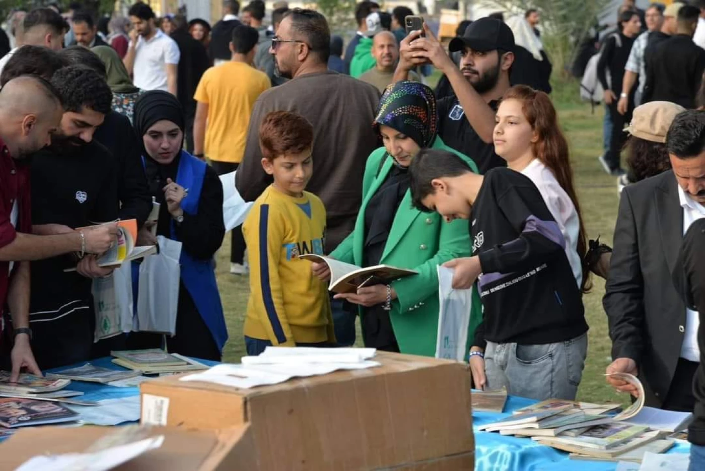 عراقيون يربطون الانتماء بالقراءة.. 45 ألف كتاب مجاناً للبغداديين في "أبي نؤاس"