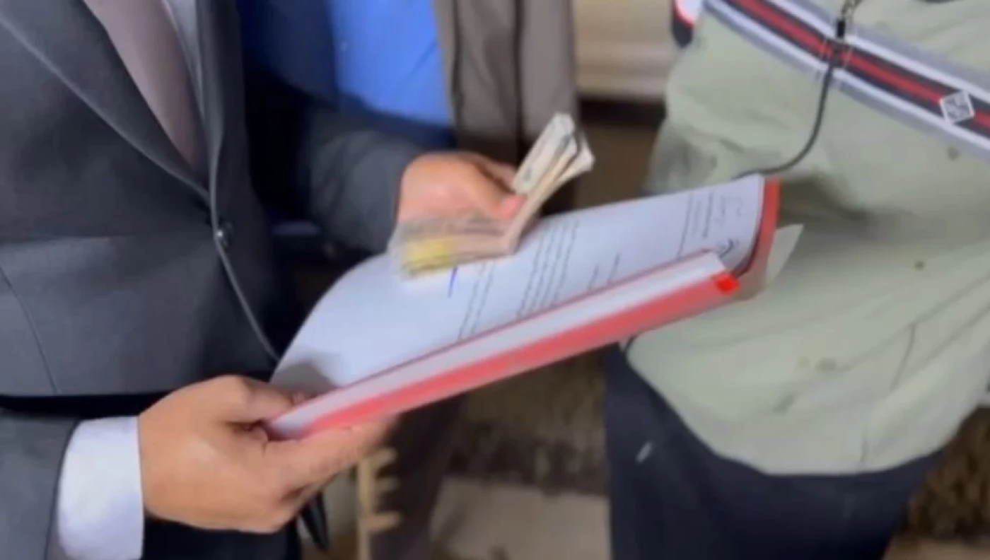 ابتزّ صاحب محلّ أسماك.. النزاهة تطيح مسؤولاً سابقاً ببلدية كركوك متلبساً بالرشوة (فيديو)