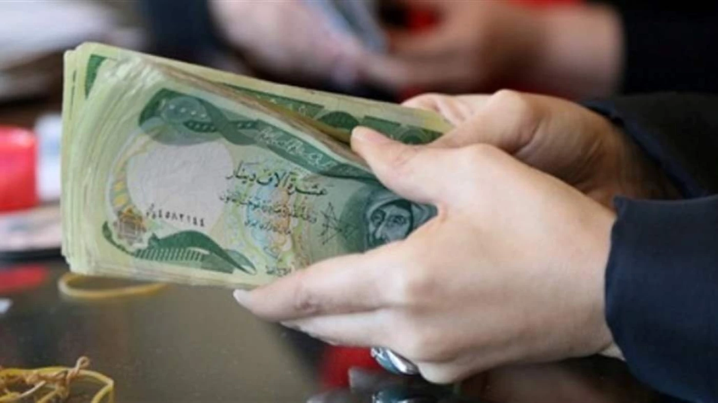 خبير: لا شيء اسمه رواتب مؤمنة في العراق.. "أكو نفط أكو رواتب"