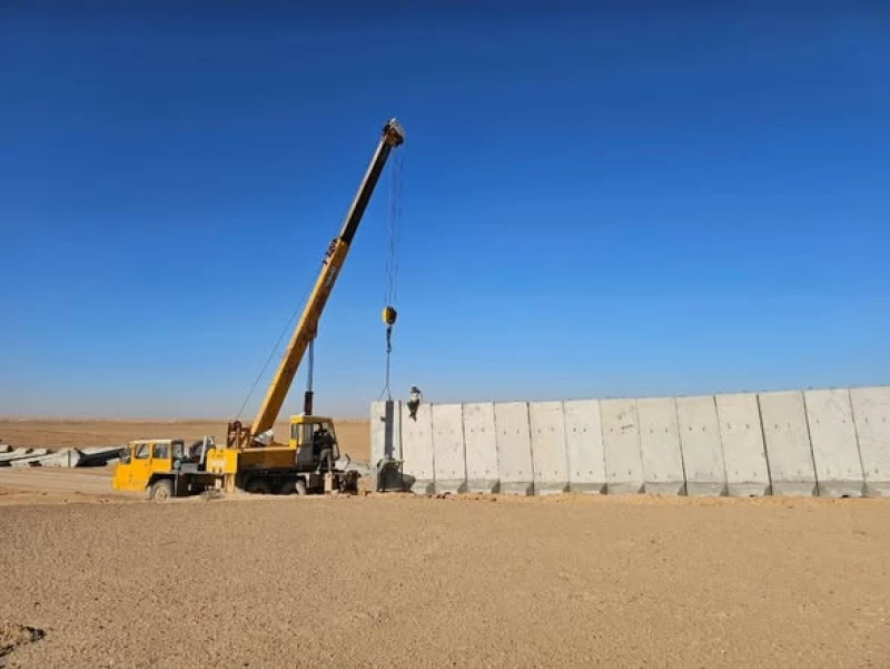 صور| استنفار في طريفاوي لإكمال نصب الجدار الكونكريتي على الحدود العراقية – السورية
