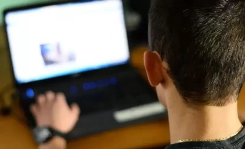 بحوث تخرّج جاهزة عبر إعلانات "فيسبوكية" بأسعار "مغرية".. كيف ينهار التعليم في العراق؟