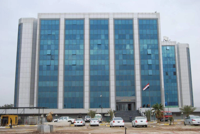 النقل تصدر توضيحاً حول صور "طائرة مركونة" قرب صحراء السماوة