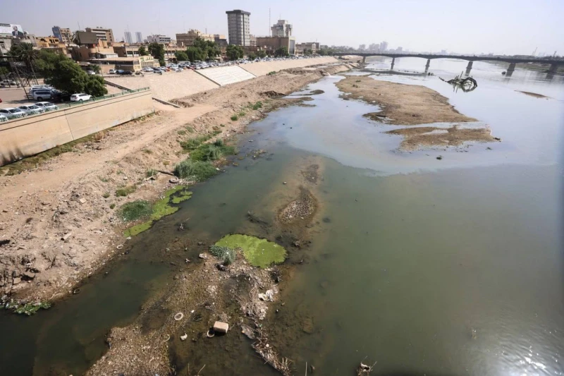 صور| دجلة يرزح تحت وطأة جفاف غير مسبوق في بغداد