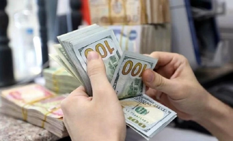 خبير يفسّر أسباب تراجع مبيعات المركزي من الدولار ويتحدث عن "بوادر ركود" في السوق العراقية