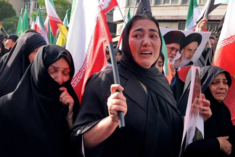 آلاف الإيرانيين يشيعون 60 من القادة والعلماء قتلوا بالهجمات الإسرائيلية