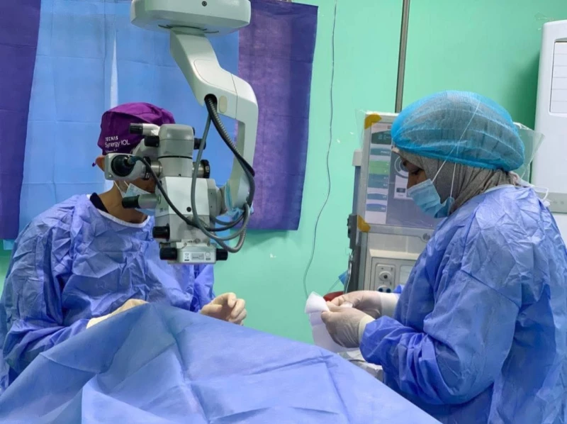 صور خاصة| فريق طبي ينجح بإنقاذ شاب من العمى بعد انفجار بطارية سيارة في البصرة