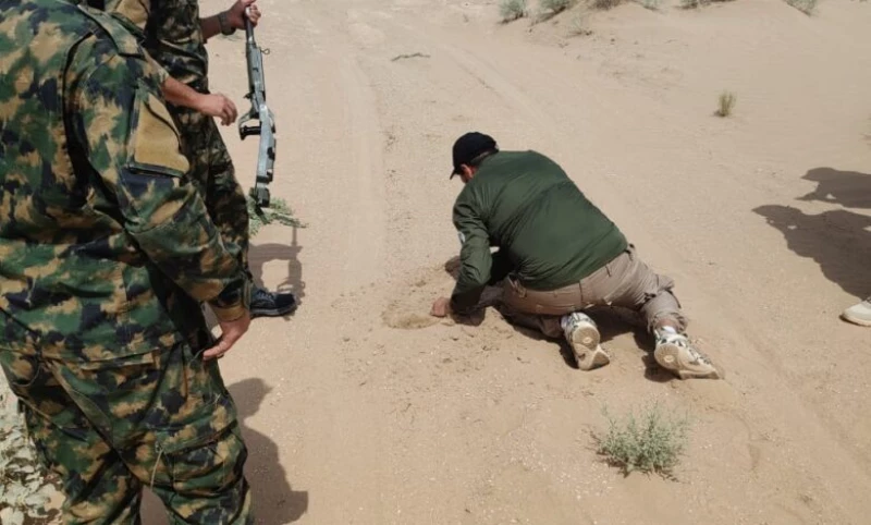  صور.. ضبط مضافات وعبوات ناسفة بمنطقة على الحدود العراقية - السورية 