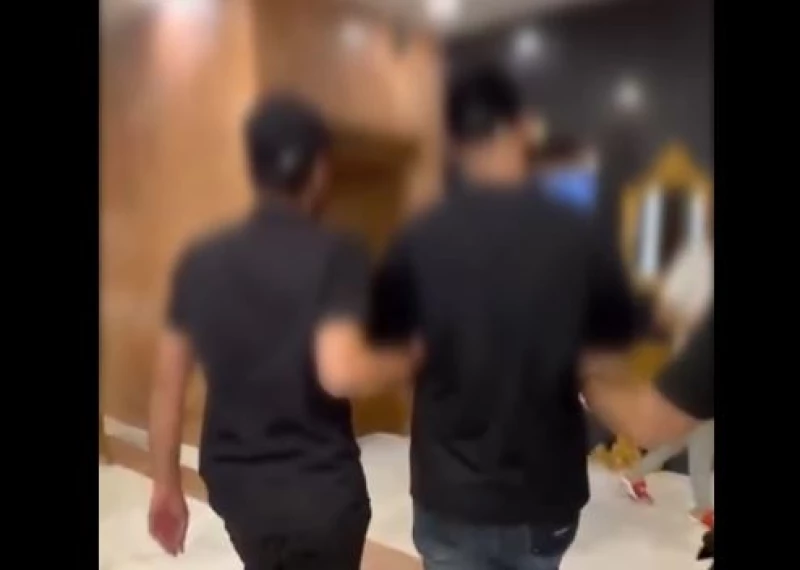 فيديو| "شدّة" دولارات في حقيبة يدوية.. ضبط موظف بالبصرة تسلّم رشى من مواطنين