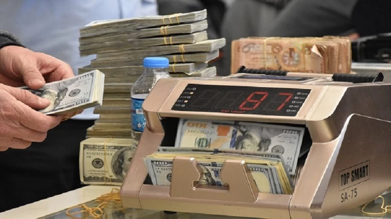 5 أسباب وراء انخفاض أسعار صرف الدولار الأميركي أمام الدينار العراقي 