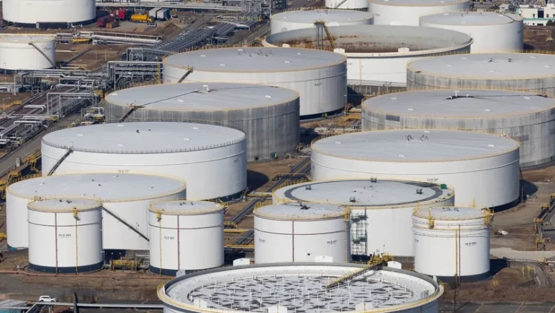 النفط يستقر عند أدنى مستوى منذ شهرين بفعل مخاوف من فائض "غير مسبوق" في العرض