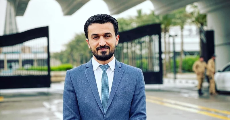 "صاروخ غادر من السوداني".. مصطفى سند يلمح إلى استبعاده من السباق الانتخابي