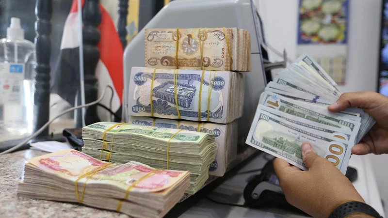 "نسبة العجز في الموازنة سترتفع".. خبير اقتصادي يشخص أسباب تراجع الإيرادات غير النفطية