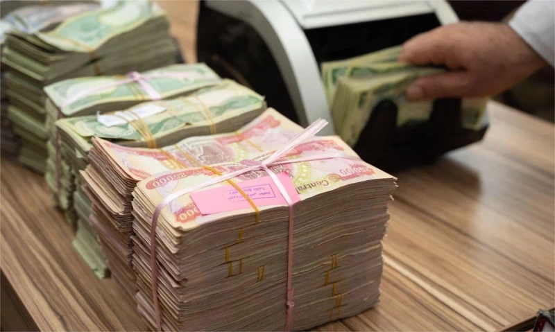 خبير اقتصادي يفصّل: نصيب الفرد العراقي من الإنتاج 850 دولاراً فقط.. وحتى القطاع الخاص "نفطي"