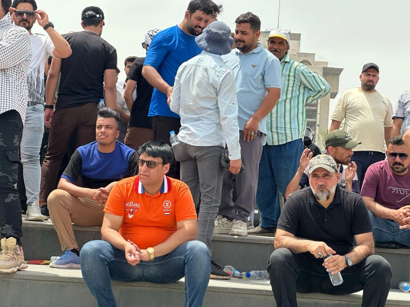 صور| مئات الموظفين يتظاهرون في ساحة التحرير للمطالبة بإقرار "سلم رواتب عادل"