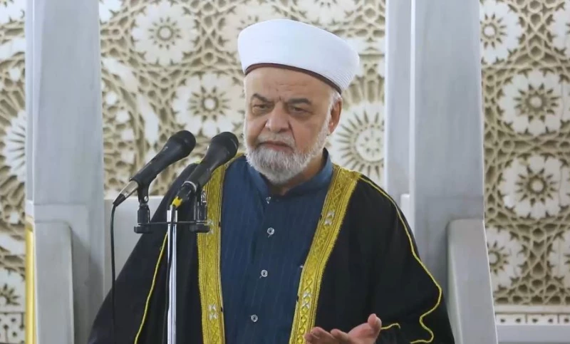 خطيب جامع أبو حنيفة ينتقد الحكومة: كيف نصالحكم وصارت سُنّة الرواتب أن تتأخر كل شهر؟