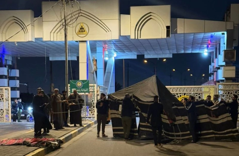 خاص| حجب المخصصات يُربك الوضع في جامعة البصرة.. احتجاج أمام البوابة ولا تراجع دون رواتب كاملة