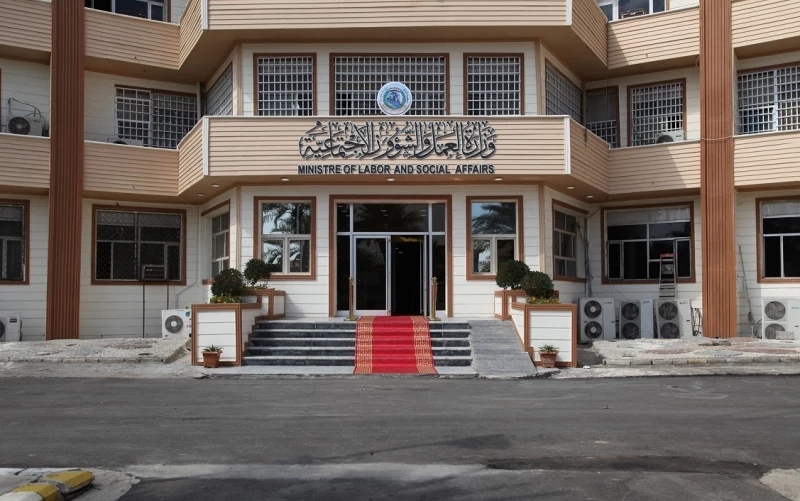 خاص| رواتب لسائقي الأجرة والباعة المتجولين.. العمل تفصّل "امتيازات" قانون التقاعد والضمان الاجتماعي للعمال