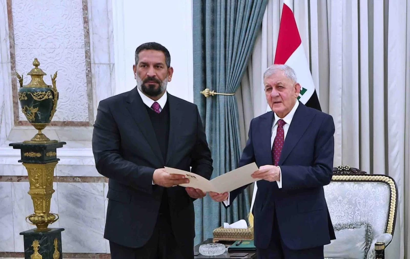 "علي تركي" يتسلّم من رشيد مرسومه الجمهوري محافظًا لبابل