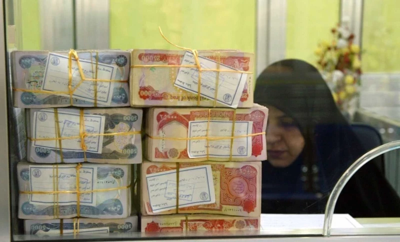 خبير يدق ناقوس الخطر: صعوبات مالية وشيكة في العراق قد تؤثر على صرف الرواتب