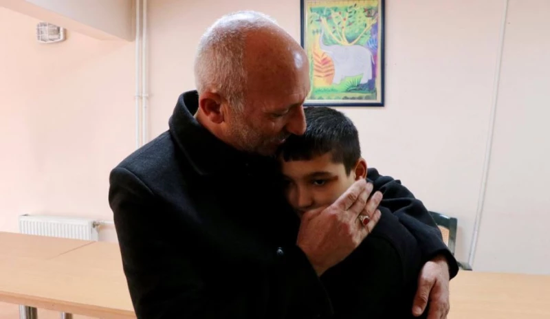 اختطفه "داعش" بعد قتل والديه.. إعادة طفل عراقي في تركيا إلى عمه (صور)