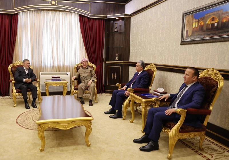 الرئيس بارزاني يتحدث مع عزت الشابندر عن المرحلة التي تلي الانتخابات