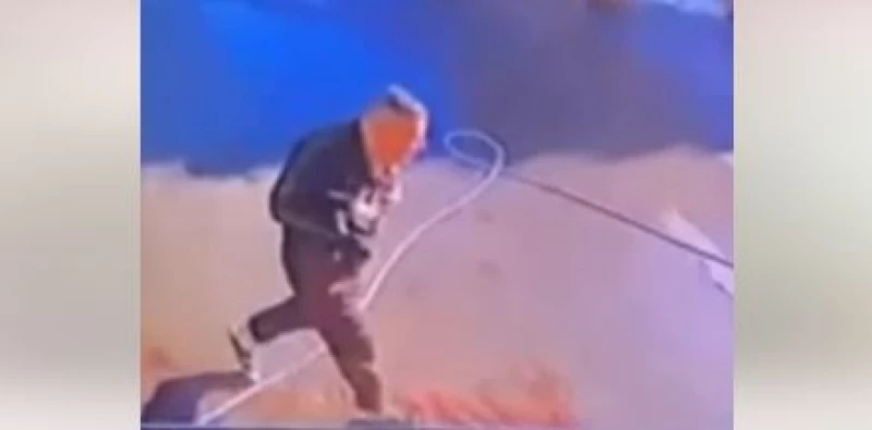 رمى خرطوم الماء وأخذ يسير رغم إصابته.. فيديو يوثق لحظة اغتيال العقيد زيد عادل في كركوك