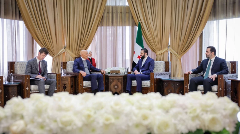 الشرع يلتقي مبعوث ترامب ويؤكد على وحدة سوريا