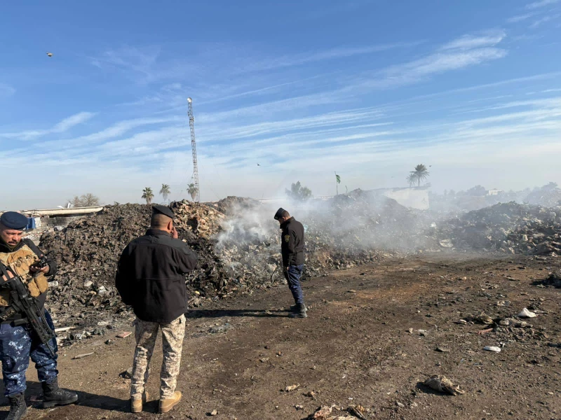  رغم إغلاق المداخل.. بيئة بغداد تنشر صوراً من معسكر الرشيد تظهر استمرار حرائق النفايات 