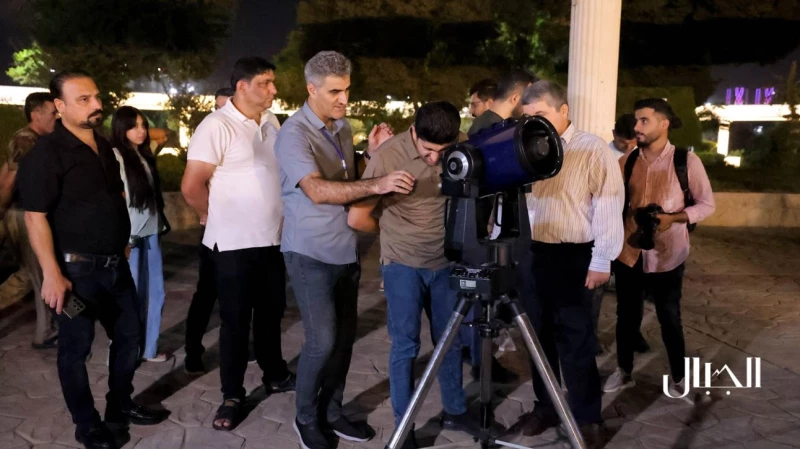 صور من أربيل| تفاعل مع "القمر الدموي".. مواطنون في الساحات العامة لمشاهدة الحدث الفلكي "النادر"