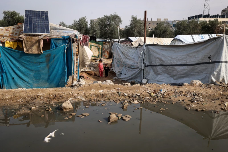 قطاع غزّة.. غزيّة تمتهن ترميم أوراق نقدية ممزّقة في اقتصاد محاصر