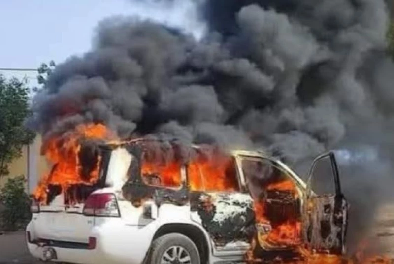 أشعل النار بسيارتها وهي بداخلها.. رجل يقدم على محاولة قتل زوجته الطبيبة في الموصل