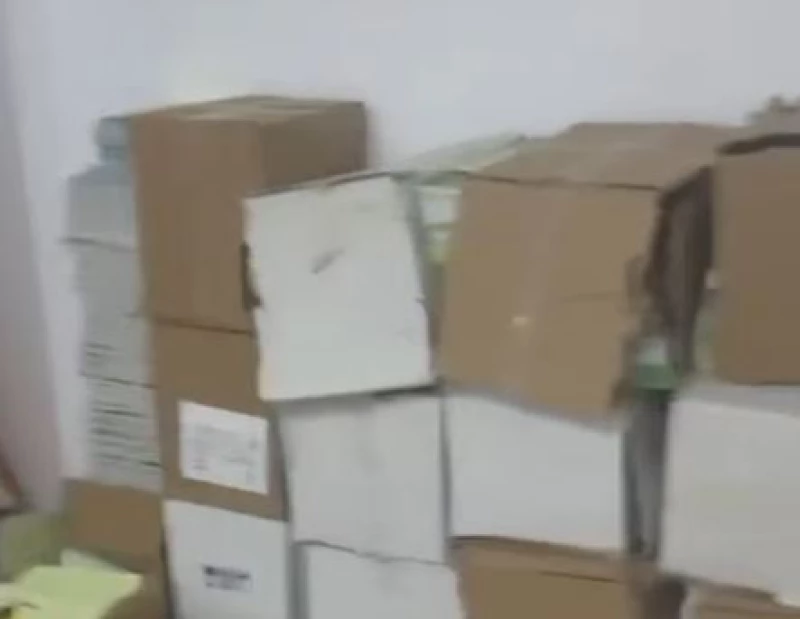 النزاهة تبثّ فيديو للحظة اعتقال مسؤول في صلاح الدين سرق مناهج دراسية لبيعها في الأسواق