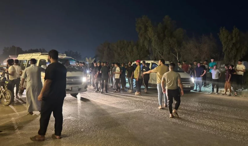 صور| تظاهرة في النجف وقطع طرق رئيسة بالإطارات المحترقة احتجاجاً على تردي الخدمات