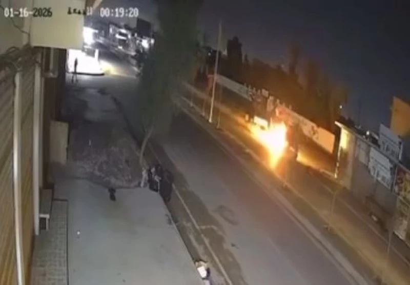 فيديو مؤلم من الموصل| انفجار دراجة نارية بعد اصطدامها بعجلة صالون وأنباء عن وفاة سائقها