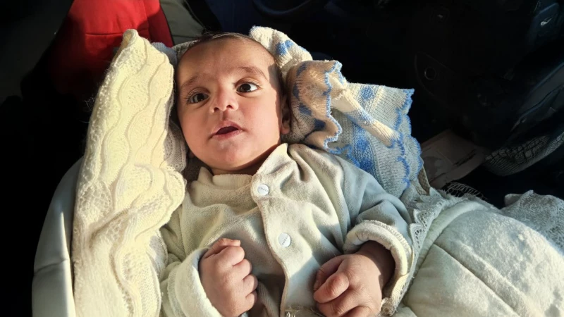 سائق شاحنة أنباري يعثر على رضيع على الطريق الدولي جنوب الناصرية