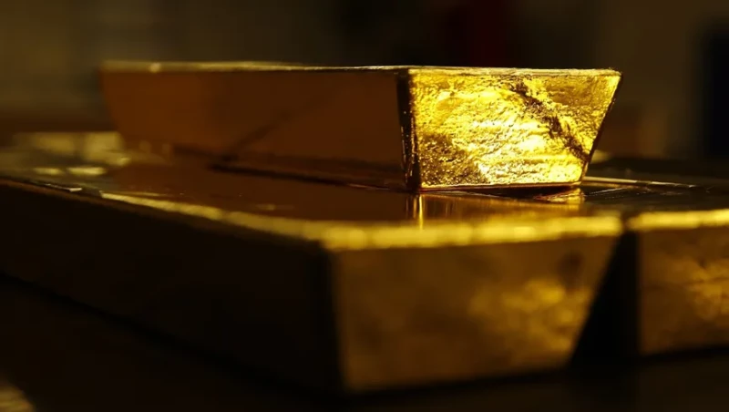 خفض أسعار الفائدة الأميركية وصعود الدولار يكبحان ارتفاع المعدن الأصفر