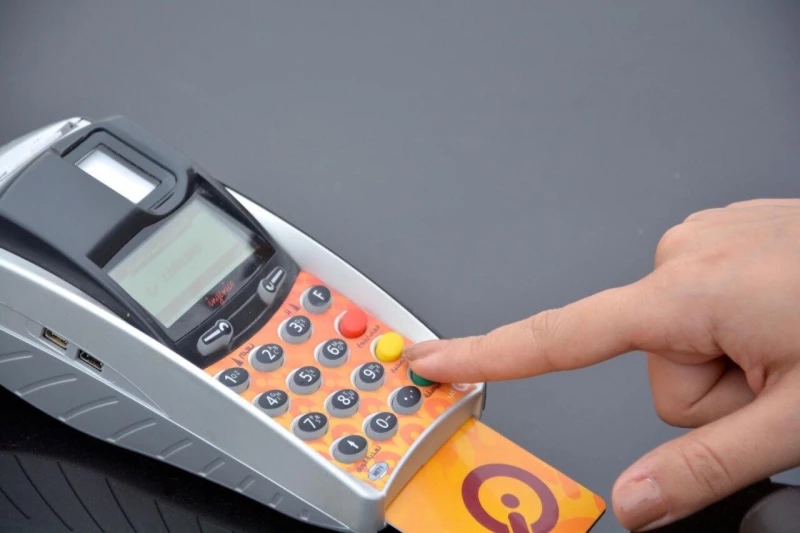 "كي كارد" تعلن عودة عمل تطبيقها الالكتروني: التوقف كان بسبب خلل فني