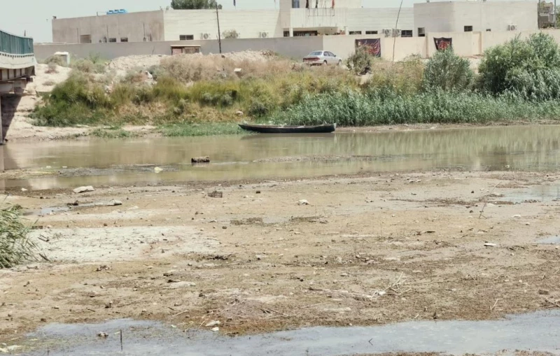 صور| أخرَج "المشحوف" عن الخدمة.. جفاف عنيف يضرب نهر "البدعة" بذي قار وتحذير من أزمة مياه غير مسبوقة 