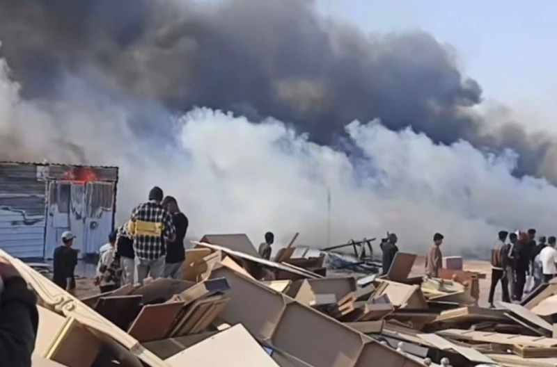 صور| حريق ضخم بـ "مزاد سفوان" في البصرة يخلّف خسائر جسيمة