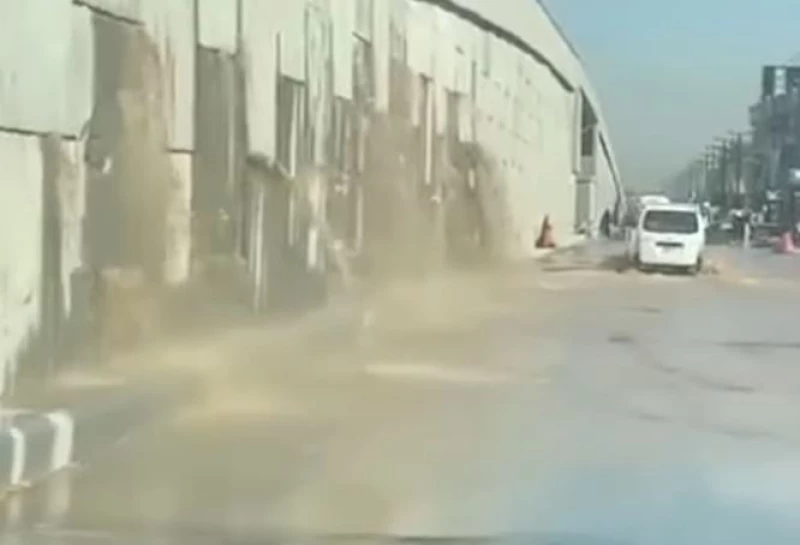 "أنبوب قديم لم يؤشّر قبل العمل".. الإعمار تصدر إيضاحاً بشأن فيديو "شلال المياه" تحت مجسّر الزعفرانية