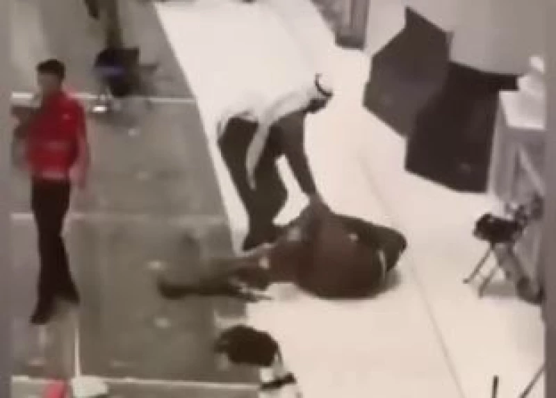 فيديو| هلع في الحرم المكّي.. رجل يلقي نفسه من الأدوار العلوية والأمن السعودي يعلق