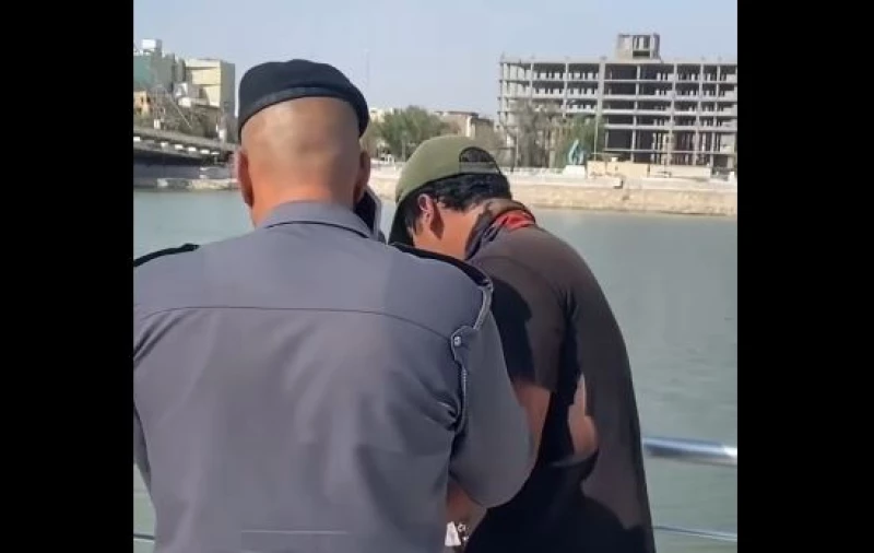 فيديو| رفض نزع لثامه.. اعتقال حدث أقدم على سرقة أسلاك كهرباء من مشروع كورنيش الناصرية 