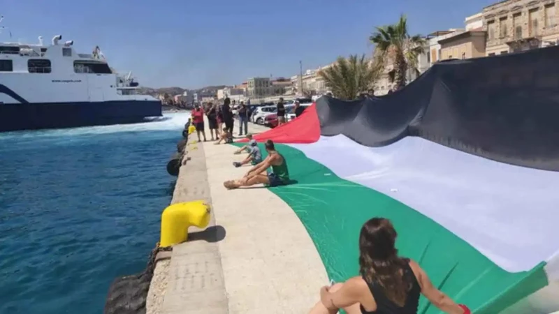 بعد "تصريحات عنصرية".. سوري يقطع جزءاً من أذن سائح إسرائيلي في اليونان