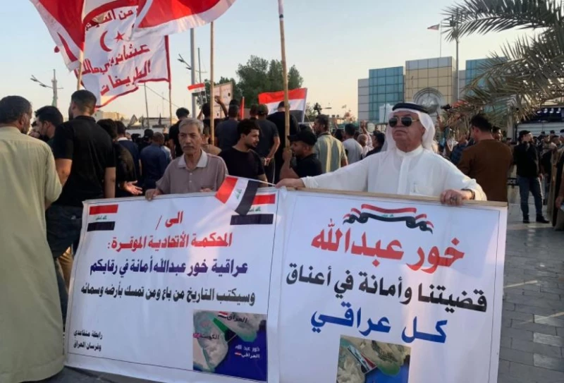 صور| "الشعب غير ملزم باتفاقياتكم".. احتجاجات أمام قنصلية الكويت بالبصرة رفضاً لاتفاقية خور عبدالله