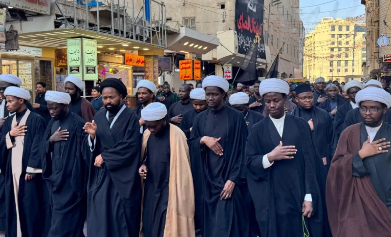 النجف| أفارقة في مسيرة حسينية تحت شعار "الحسين ليس فقط للعراقيين والإيرانيين" (صور)