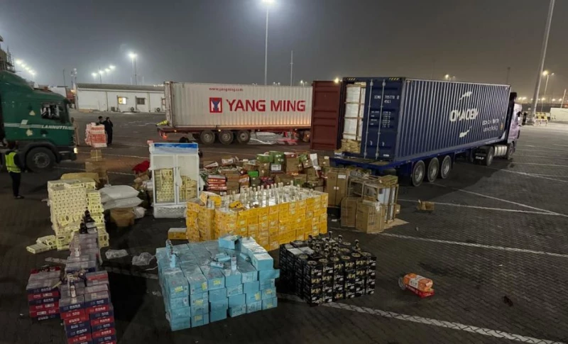 ضبط مشروبات كحولية ومواد غذائية صينية معدّة للتهريب في أم قصر (صور)