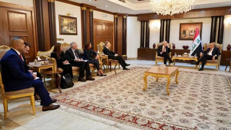 خلال لقاء مع أعضاء مجلس الشيوخ.. وزير الخارجية "يتأسف" لاستمرار وضع العراق ضمن الدول عالية المخاطر