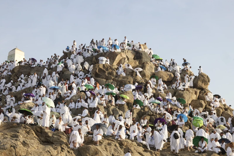 الحجّاج بيت الله يؤدون الركن الأعظم للحجّ على جبل عرفات 
