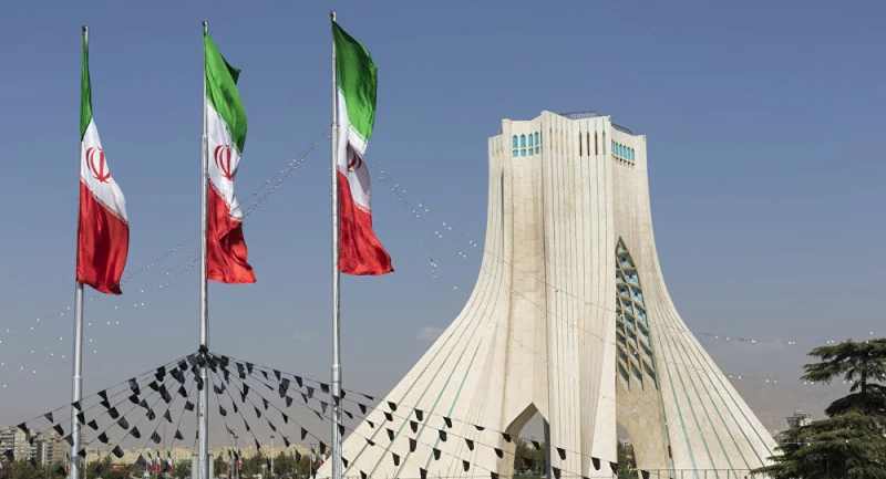 "لا نريد تكرار خطأ صدام حسين".. دبلوماسي إيراني: طهران مستعدّة للتخلي عن النووي "لإنقاذ النظام"